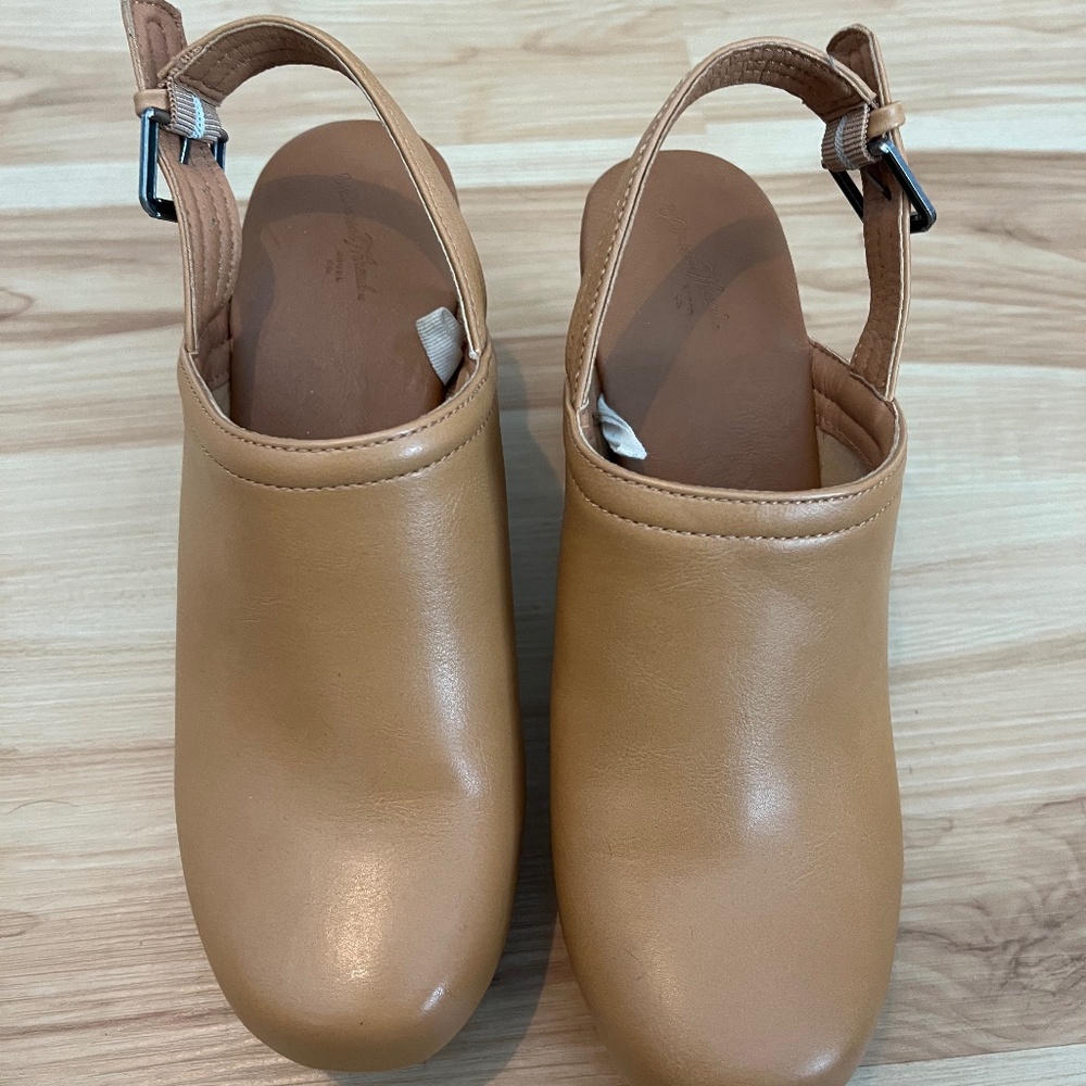 Universal Thread Tan Clogs Size 9 - image 1